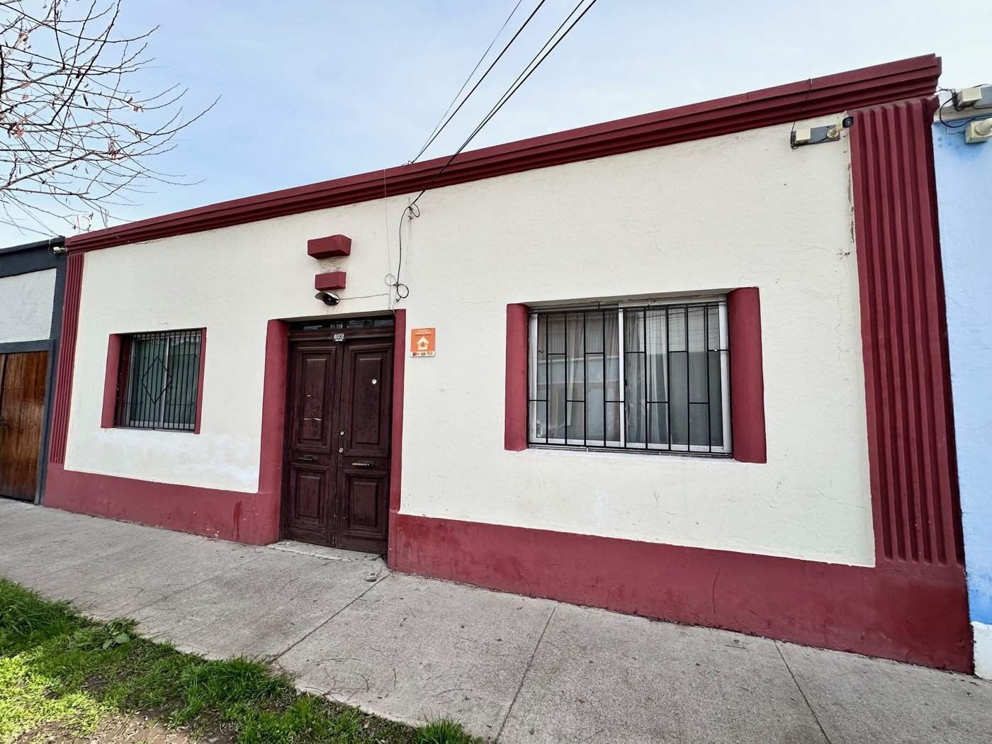 Amplio terreno con casa en Juana Quinel